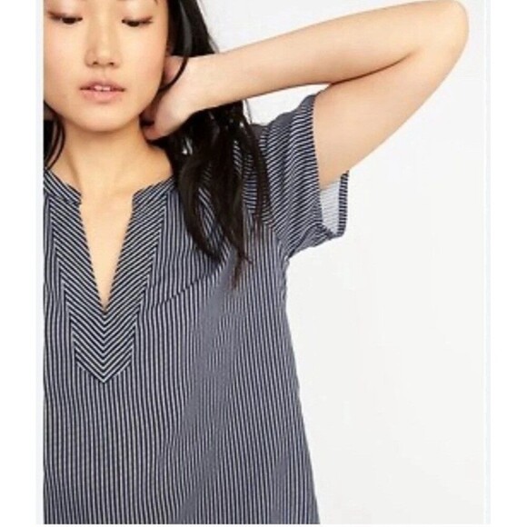 Old Navy Women's‎ Large Blue White Striped Shirt V-neck Loose Fit Rayon - Picture 1 of 7
